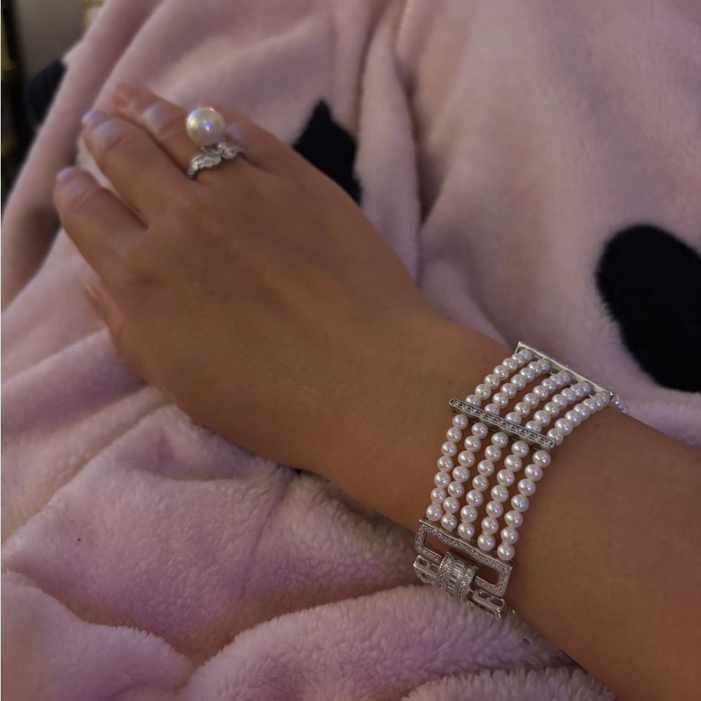 Elegant Pearl and Silver Bracelet